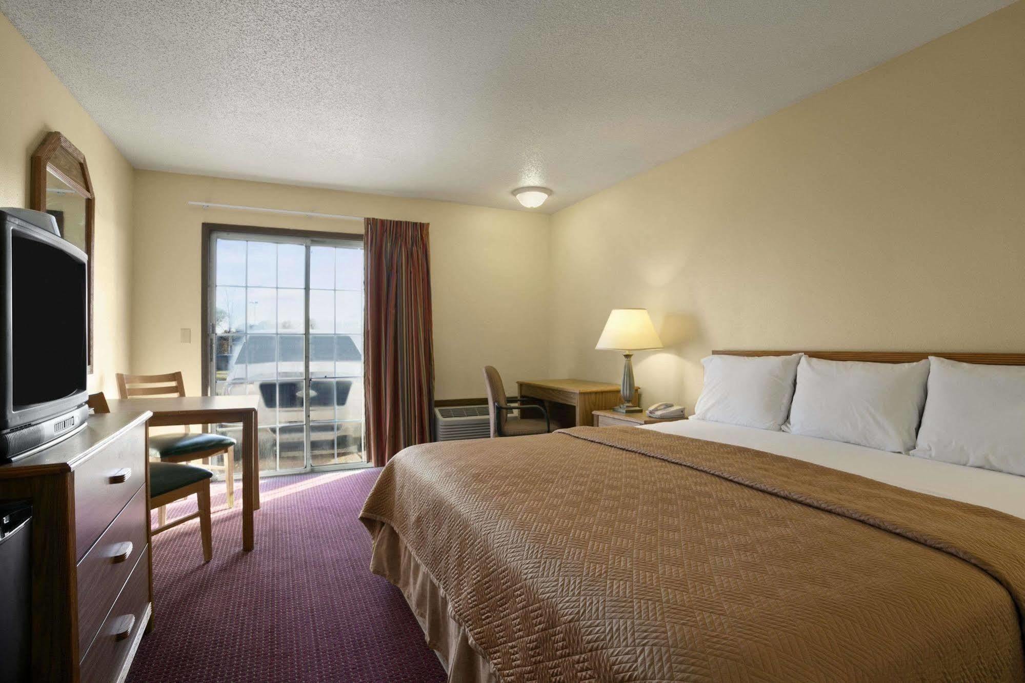 Travelodge Inn & Suites By Wyndham Muscatine Kültér fotó